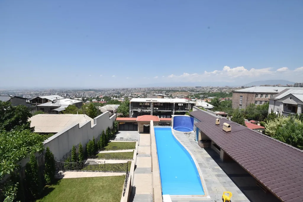 Коттедж Шикарная вилла с 2-я бассейнами и джакузи — аренда посуточно в Ереван