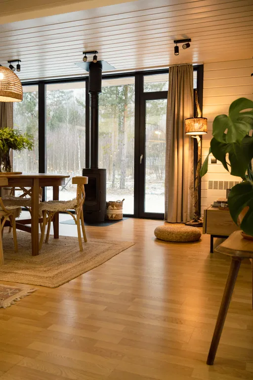 Уютный домик с горячей купелью, в окружении соснового леса