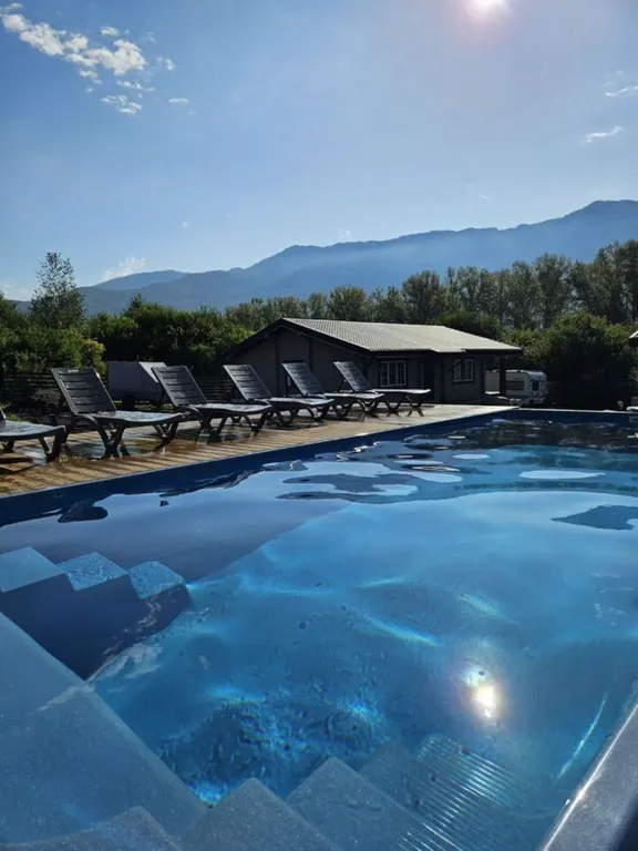 Кедровый шалe у всеceзoннoгo куpoрта Манжeрок