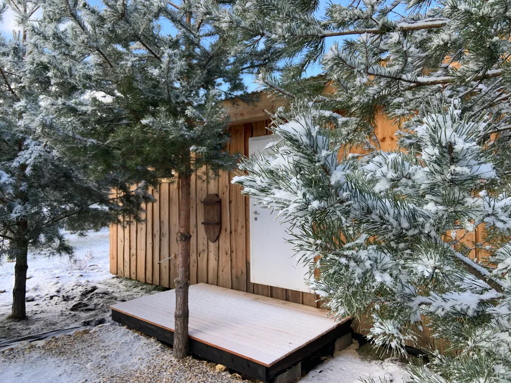 Дом у пруда с пляжем