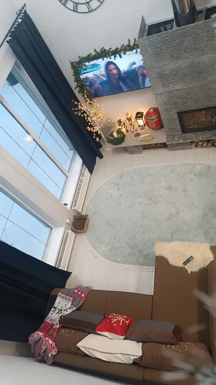 Большой уютный дом с камином