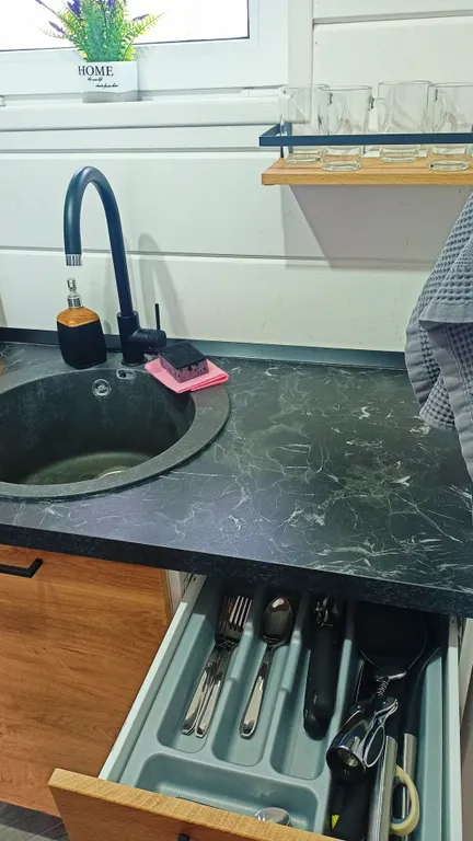 Стильный дом рядом с лесом