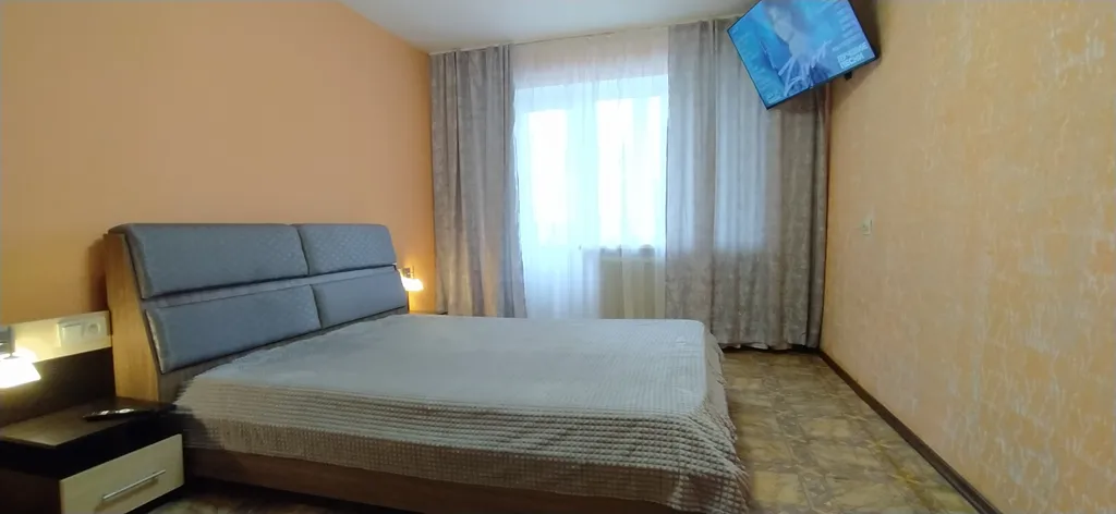 Двуспальная кровать и огромный смарт ТВ