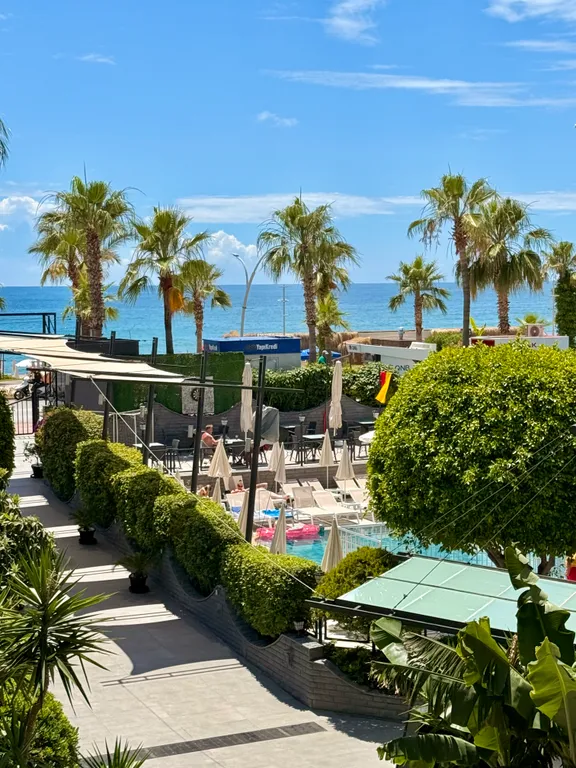 Трехкомнатная квартира на первой береговой линии