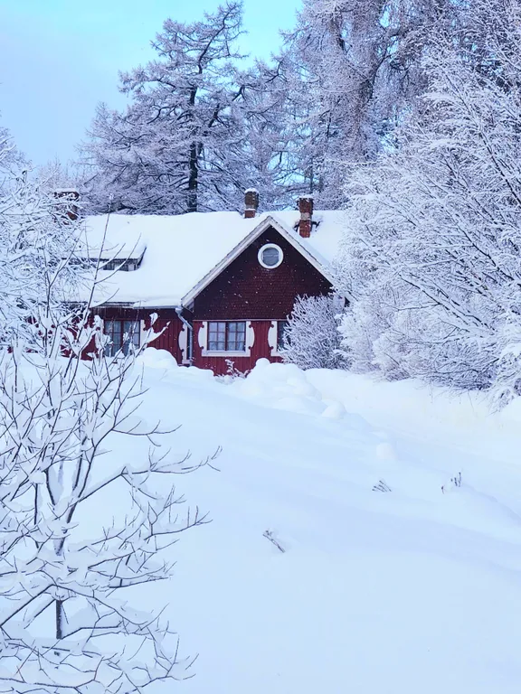 Журавлиный домик на берегу речки