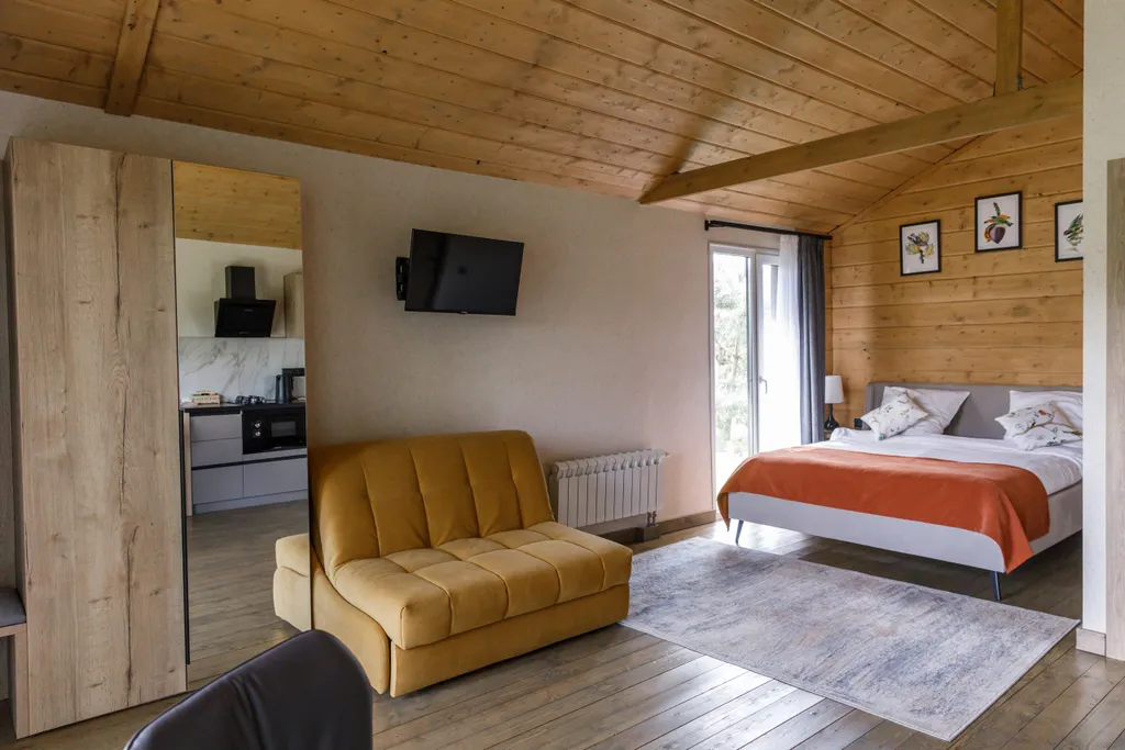 Уютный коттедж в лесу у пруда