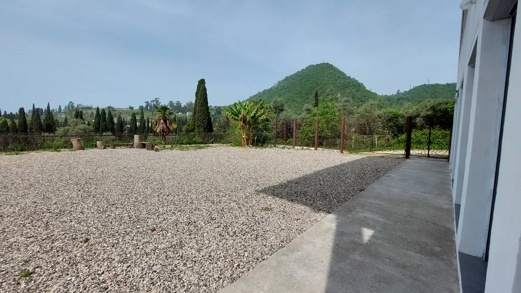 Просторный дом с большим двором в центре