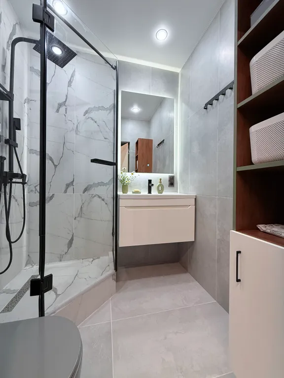 Розовая лошадка у себя дома