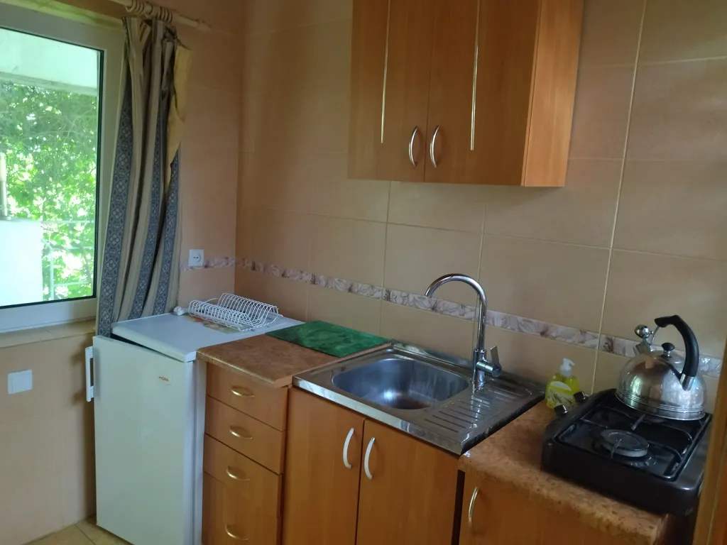 Номер с двухъярусной кроватью для детей и большая кровать для взрослых