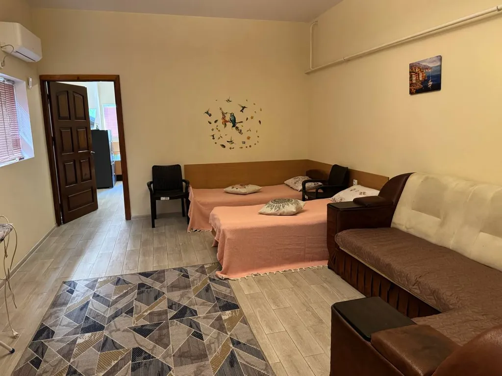 2-комнатная возле ТЦ со своим двориком