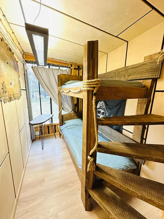 Дом у пруда с пляжем