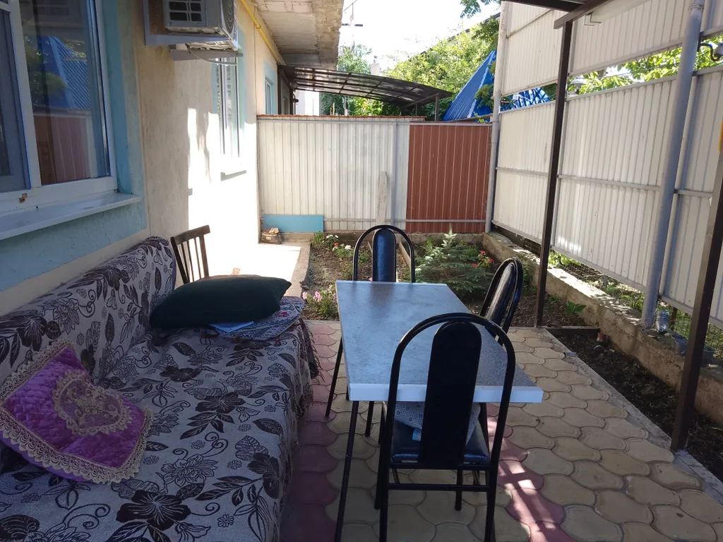 Уютный дом в пригороде с видом на море