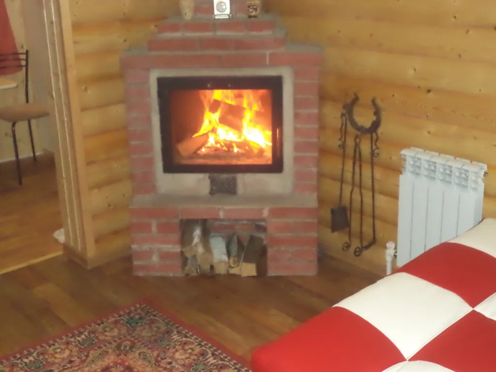 Домик, банька, чан, на берегу реки Белой