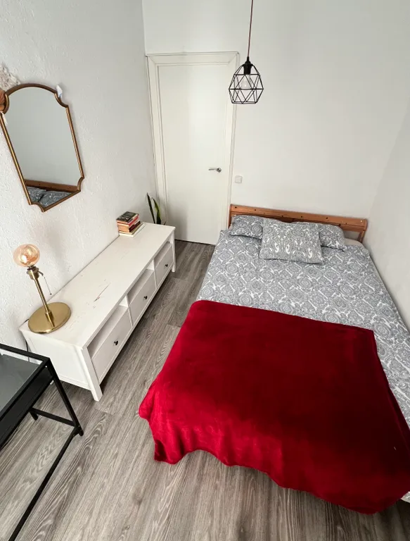 Квартира Уютная комната с балконом в центре — аренда посуточно в Барселона