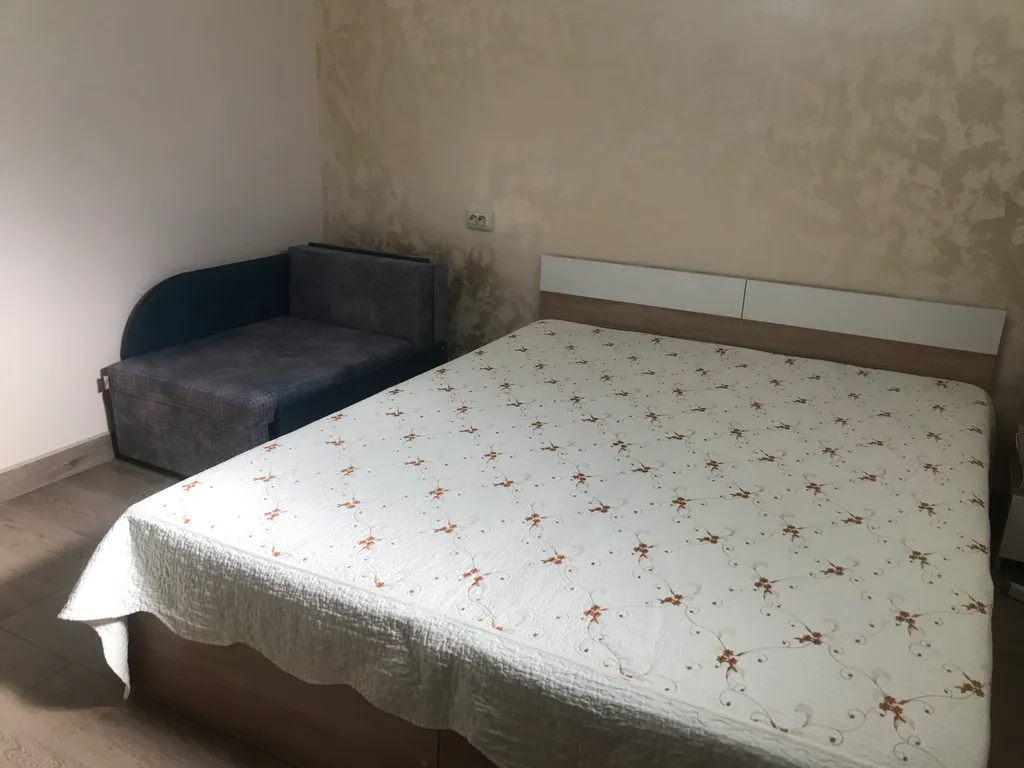 Индивидуальный номер на земле в уютном дворике