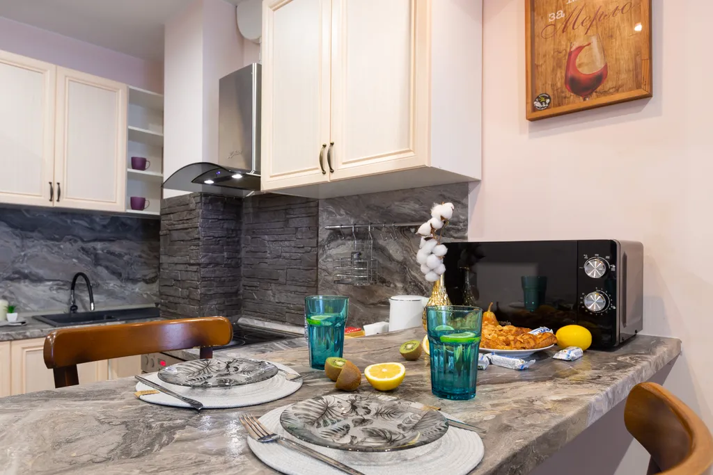 Яркая квартира с видом на заснеженные ветви и искрящийся снег