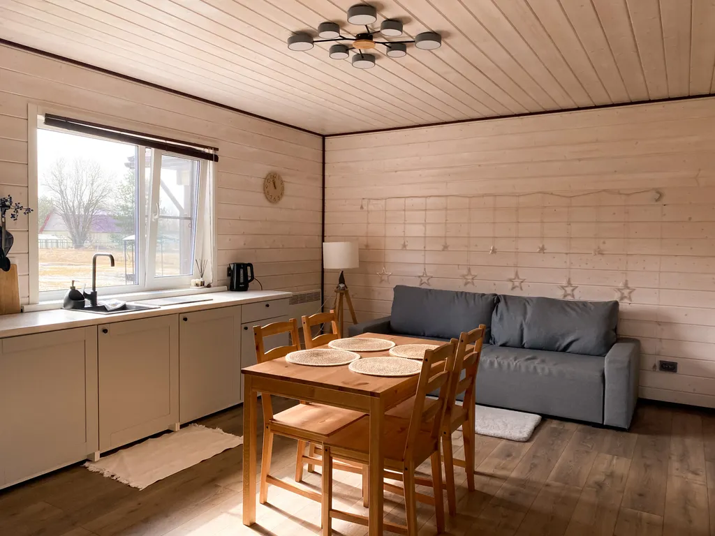 Дом в скандинавском стиле на берегу реки