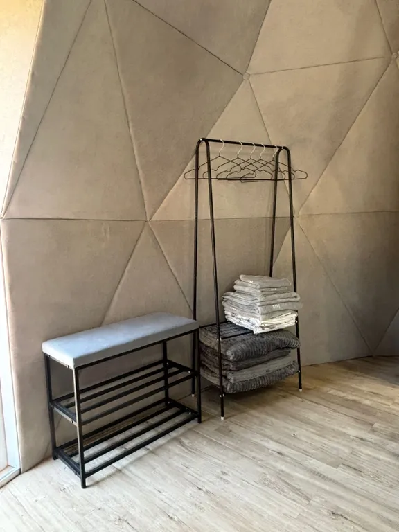 Уютная сфера на побережье