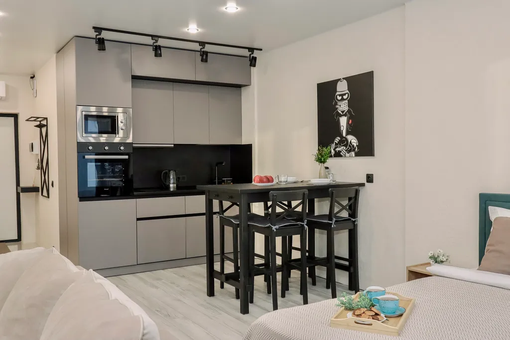 Студия c дизaйнерским интерьеpом