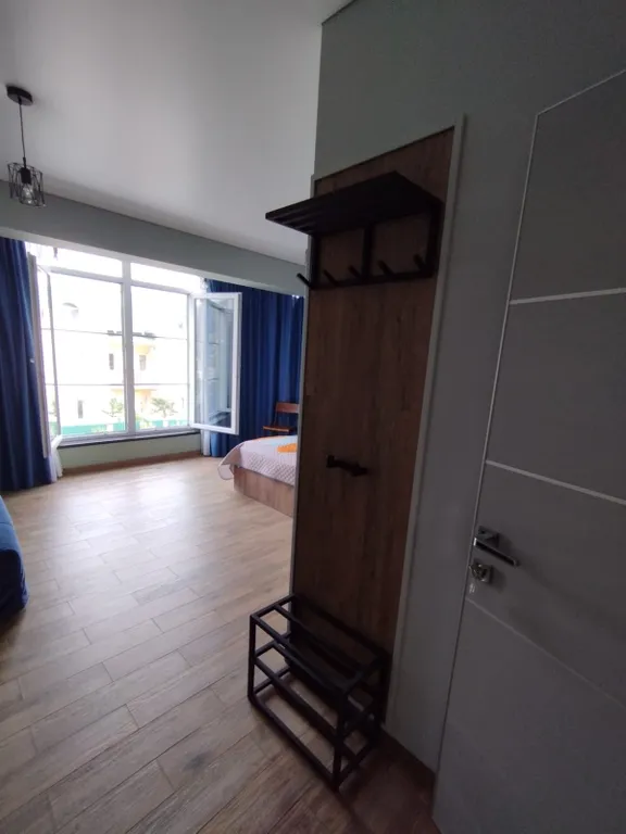 Комната с панорамным окном в центре Агоя