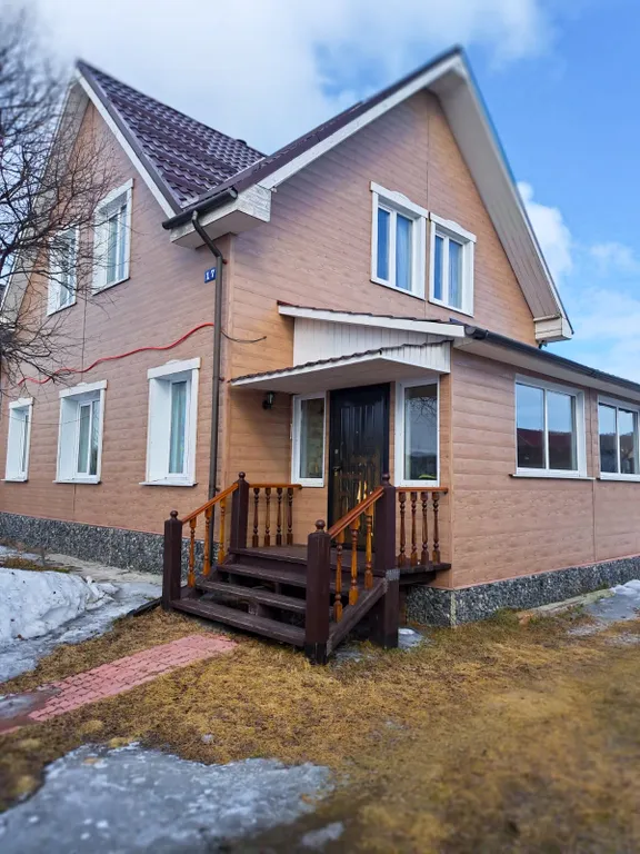 Уютный домик на берегу реки Кола