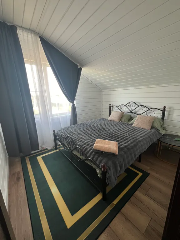 Дом с бассейном и сауной у пруда