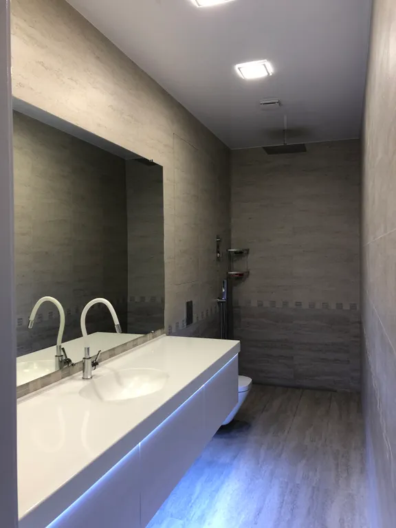 Яркая студия на берегу моря