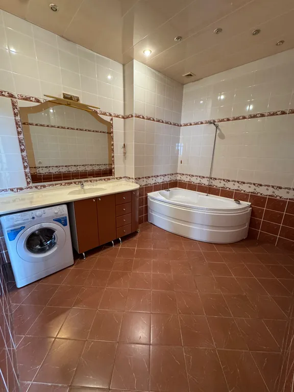 Дом с большим бассейном