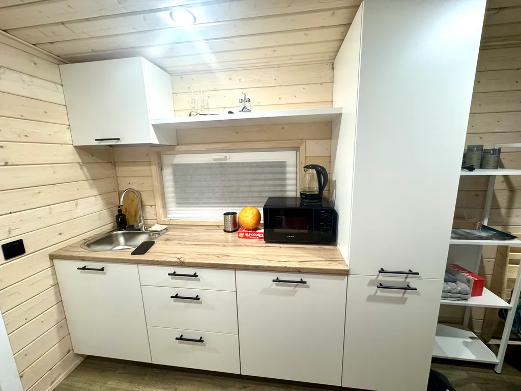 Уютнейший домик в лесу в черте города с панорамным окном, видом на лес