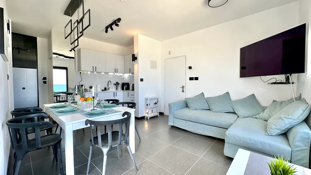 GW945 квартира с балконом с видом на море (Gugel Waves Nahariya)