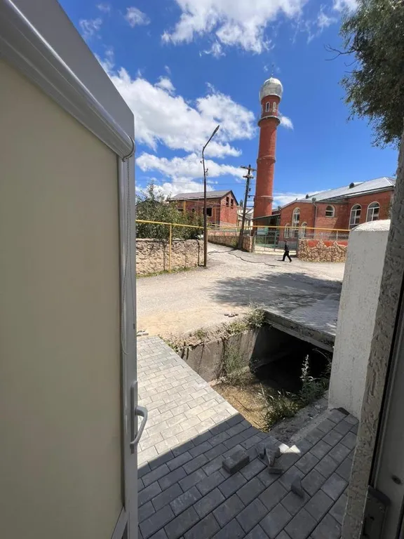 Розовый дом в горах