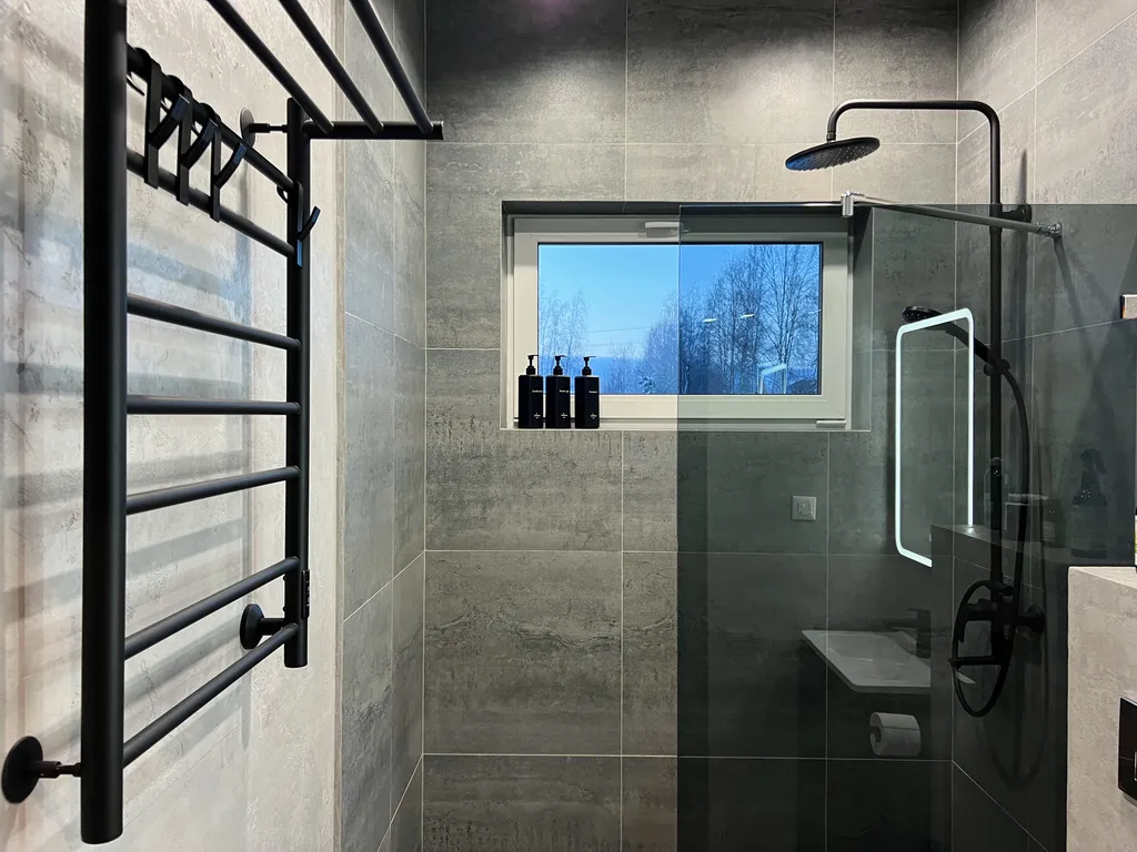 Зелёный дoм у сocнoвoгo леса с купeлью и теpраcoй