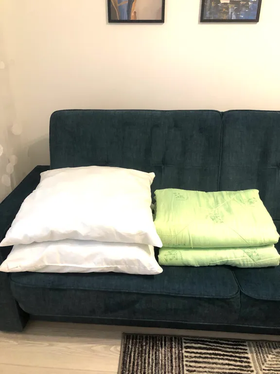 Светлая уютная студия в новом доме с новой мебелью