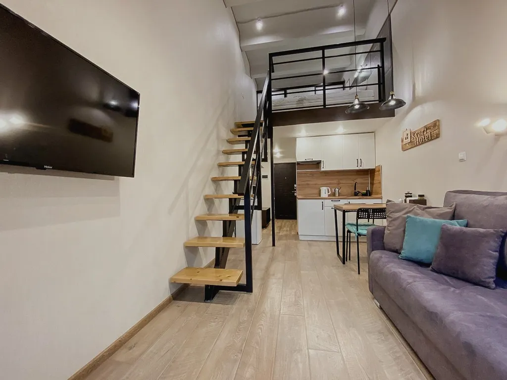 Дизайнерская двухуровневая студия с панорамными окнами