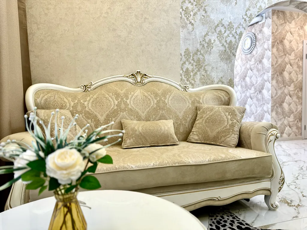 Апартаменты в античном стиле, с джакузи и красивым видом из окна