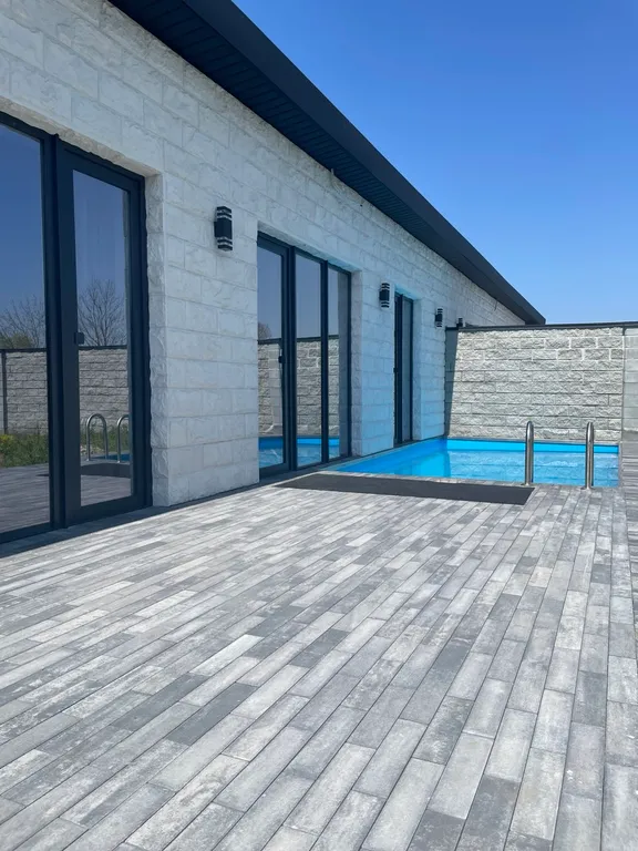 Загородный дом с бассейном