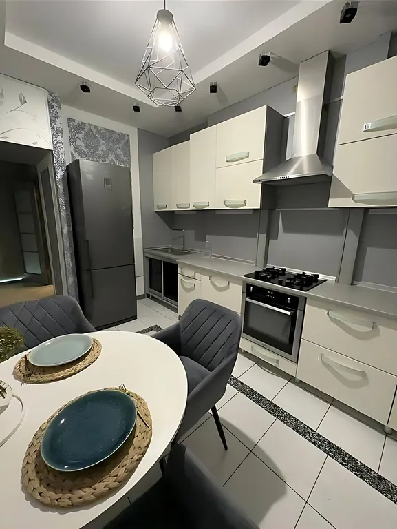 Уютная двухкомнатная квартира в сталинке в центре города