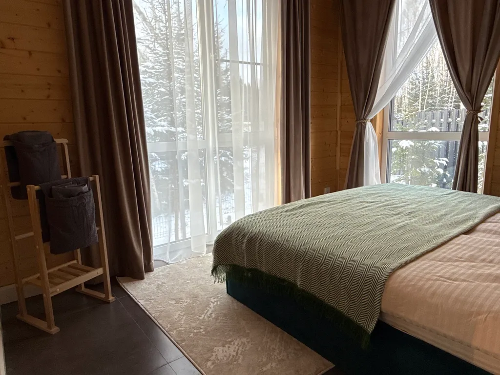 Дом в лесу с видовой терассой и чаном