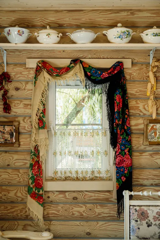 Двухэтажный сруб на берегу озера