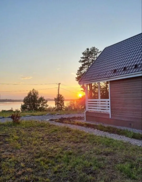 Уютный дом в лесу с видом на залив