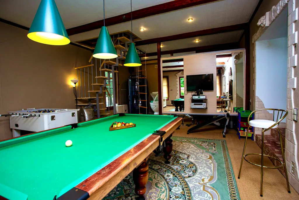 Дом с роскошным бассейном и 2 видами бань