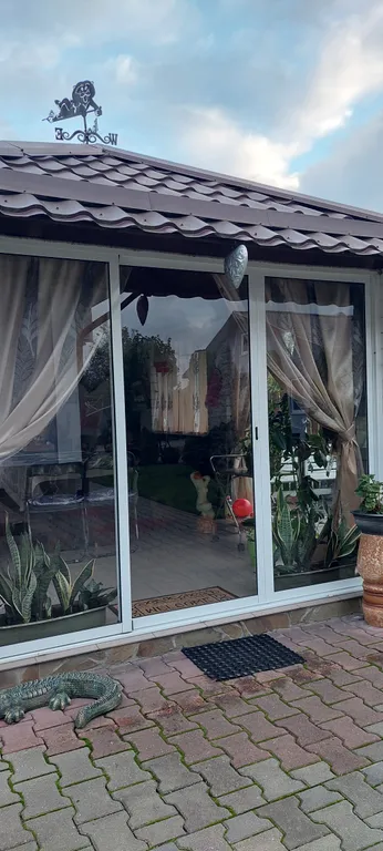 Уютный дом в черте города для комфортного отдыха в лесной местности