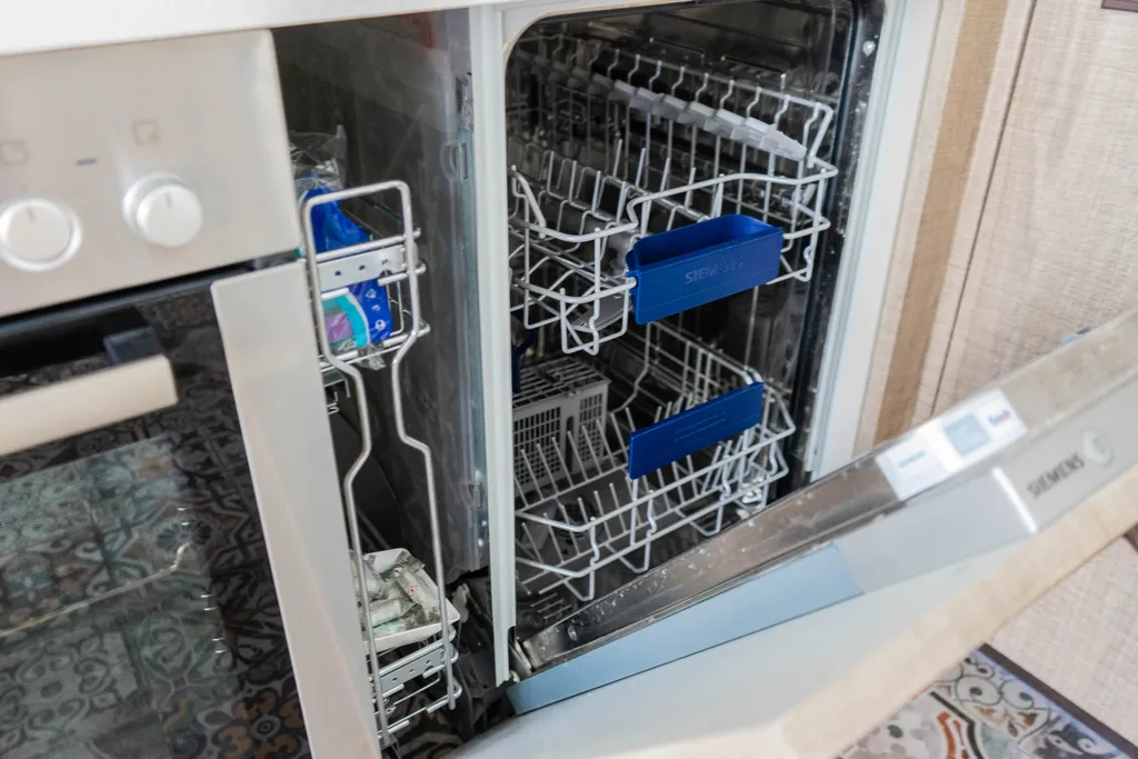 Студия с камином, деревом и видом на реку