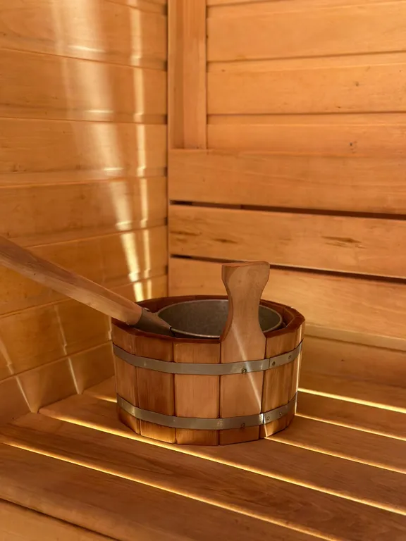 Уютный треугольный дом в окружении леса