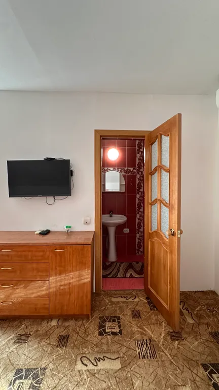 Благоустроенная комната в коттедже с балконом