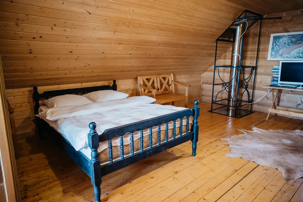 Уютный деревянный домик на берегу пруда с баней