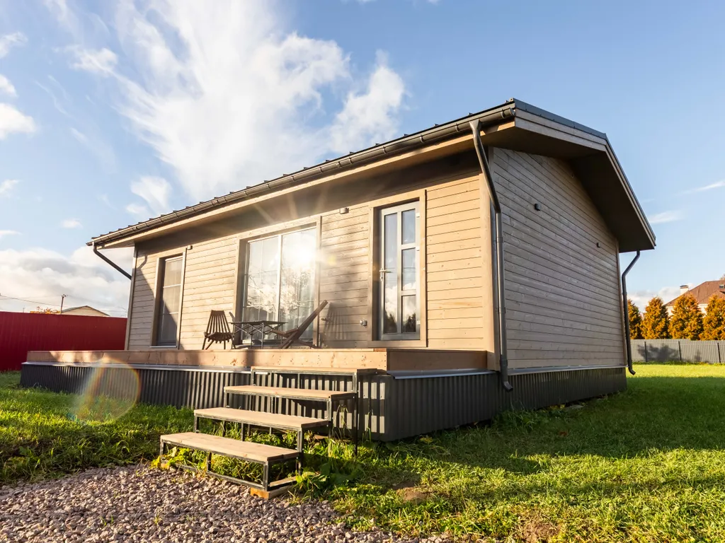 Уютный современный дом с чаном вблизи елового леса