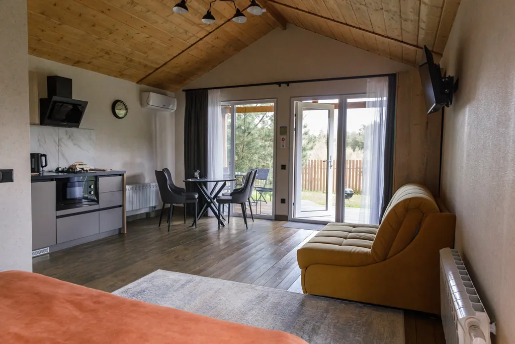 Уютный коттедж в лесу у пруда