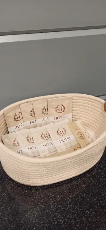 Уютный треугольный домик в лесу