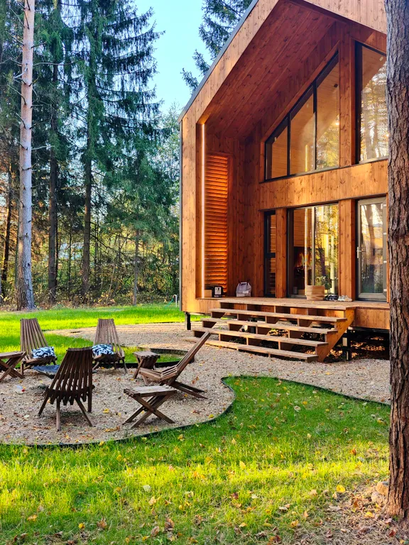 Стильный Барнхаус со вторым светом с видом на сосновый лес